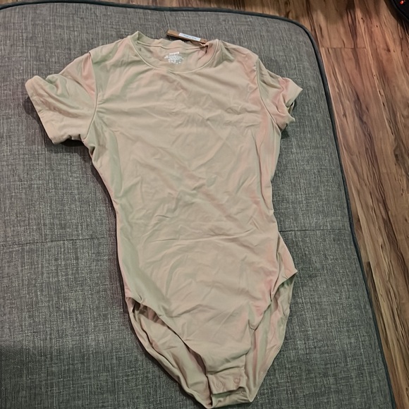 Skims Fits Everybody T-Shirt Bodysuit - Picture 3 of 4